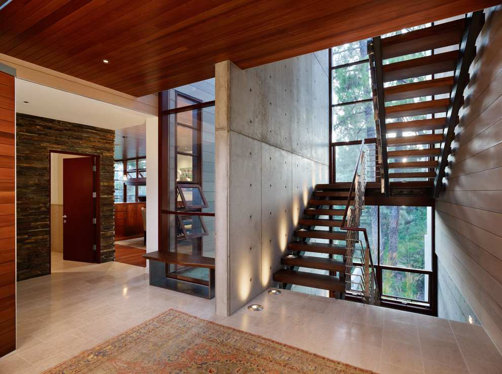 На фото: п-образная лестница в стиле модернизм с деревянными ступенями без подступенок с