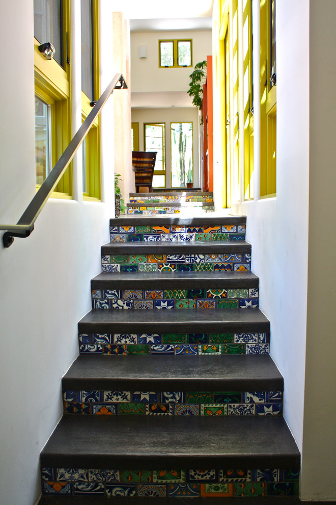 Exemple d'un escalier sud-ouest américain avec des contremarches carrelées.