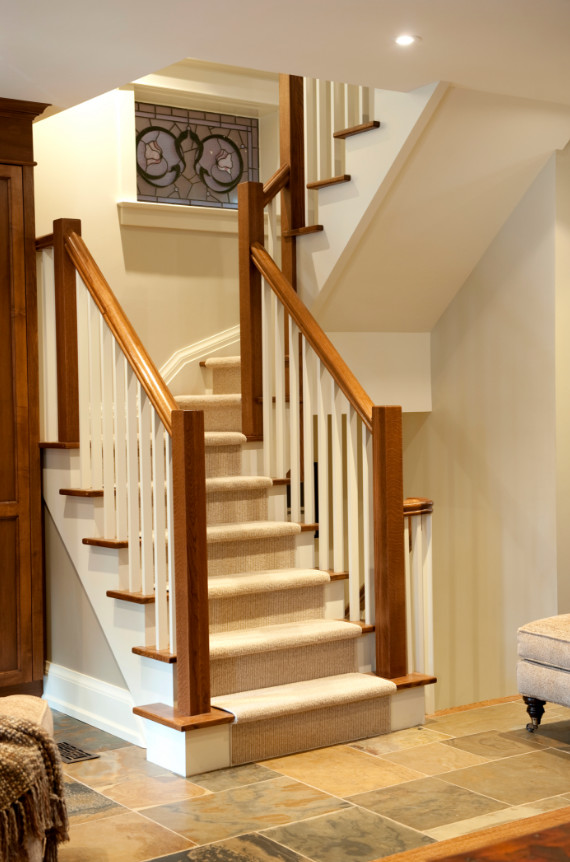 Идея дизайна: изогнутая лестница среднего размера в стиле кантри с ступенями с ковровым покрытием и ковровыми подступенками