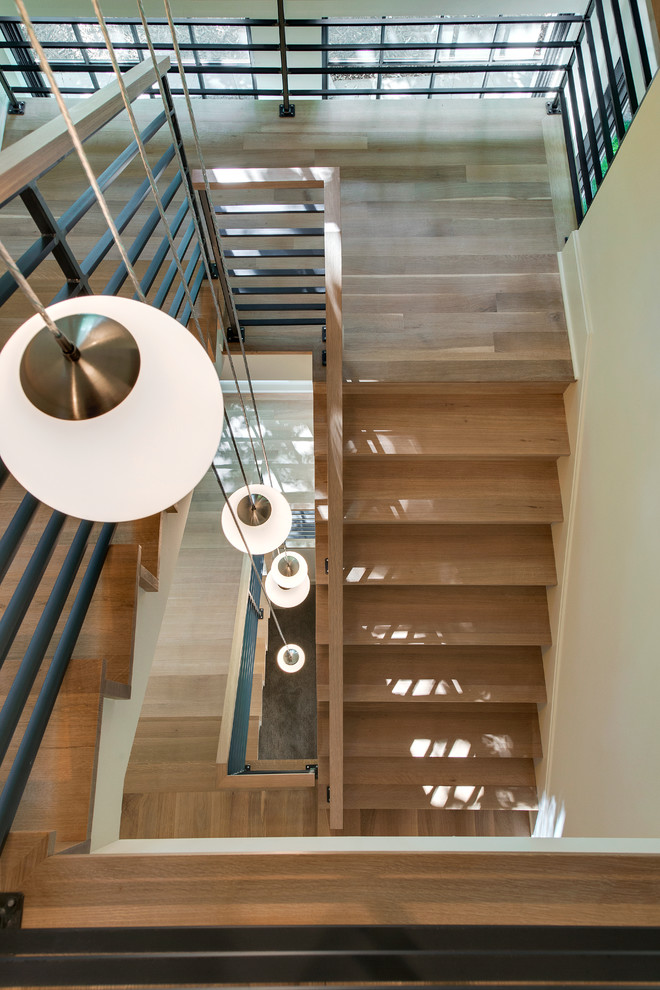 Свежая идея для дизайна: большая п-образная деревянная лестница в стиле неоклассика (современная классика) с деревянными ступенями - отличное фото интерьера