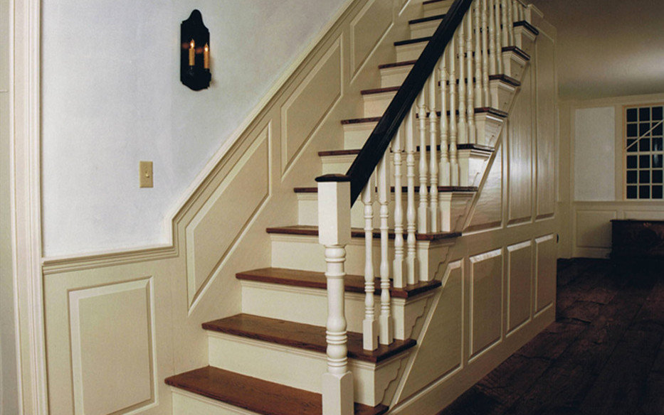 Idée de décoration pour un grand escalier droit avec des marches en bois peint.