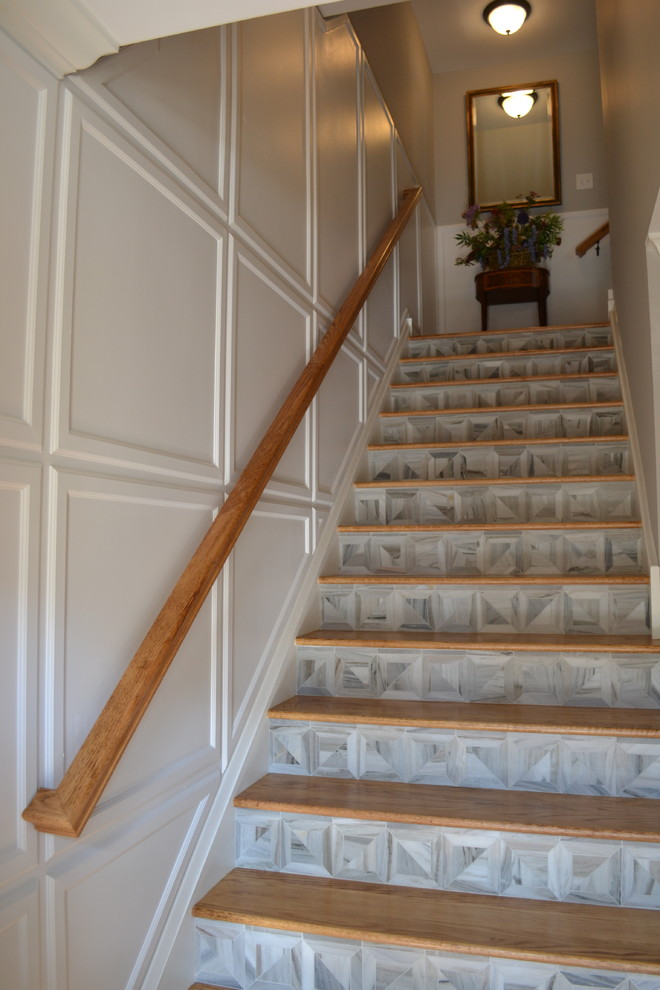 Idées déco pour un escalier classique en L de taille moyenne avec des marches en bois, des contremarches en marbre et un garde-corps en bois.