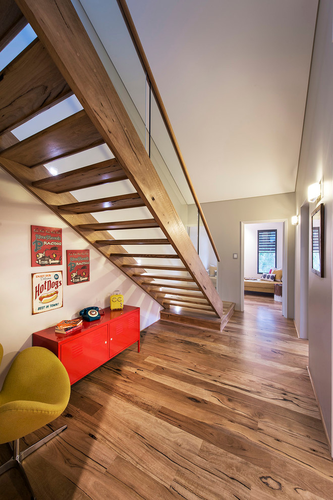 Свежая идея для дизайна: большая прямая лестница в современном стиле с деревянными ступенями без подступенок - отличное фото интерьера