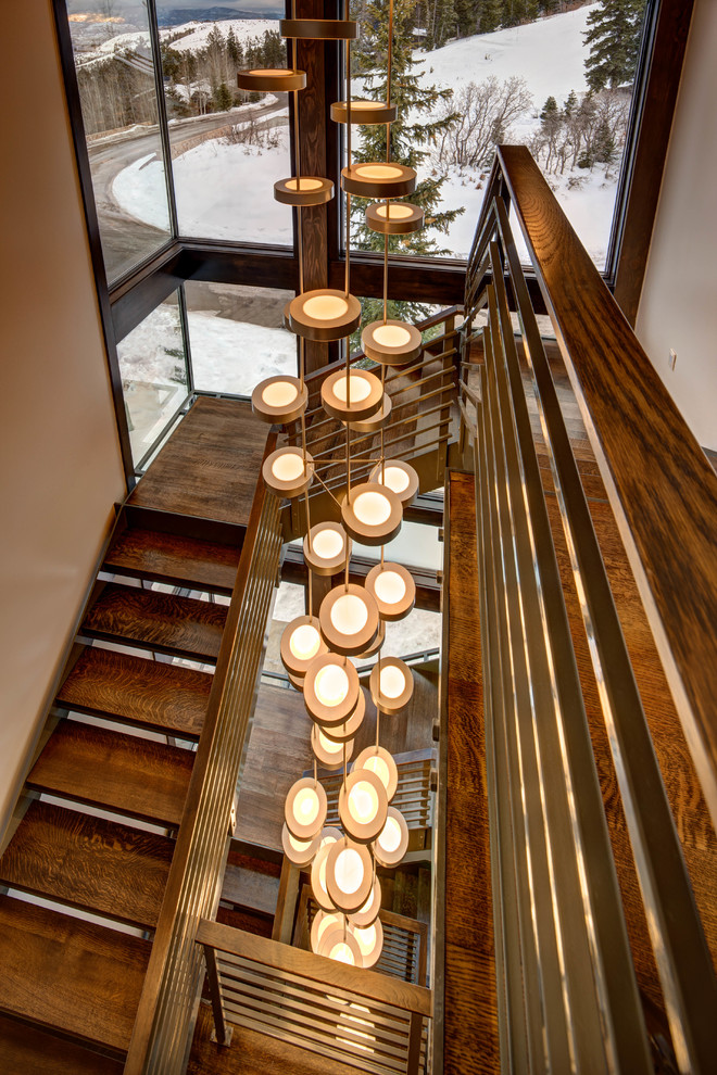 На фото: большая п-образная лестница в современном стиле с деревянными ступенями и металлическими перилами без подступенок с