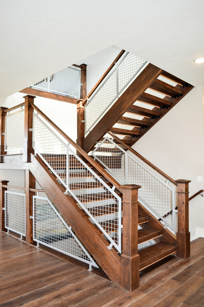 Foto de escalera en U tradicional renovada de tamaño medio sin contrahuella con escalones de madera