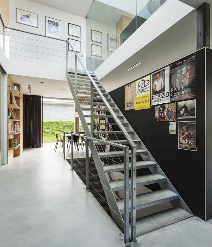 Cette photo montre un escalier industriel.