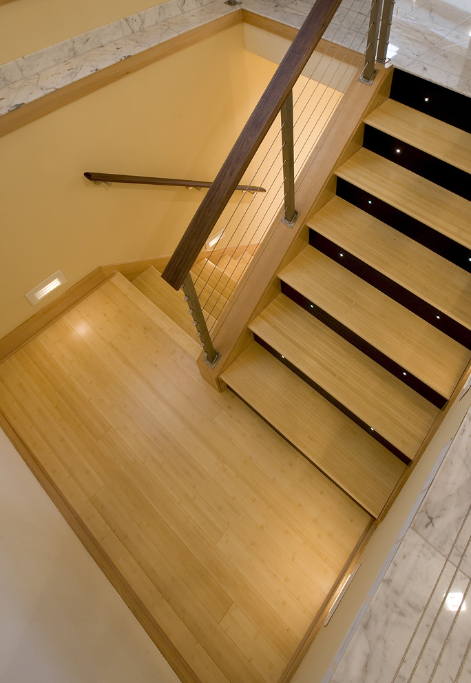 На фото: лестница в современном стиле с перилами из тросов