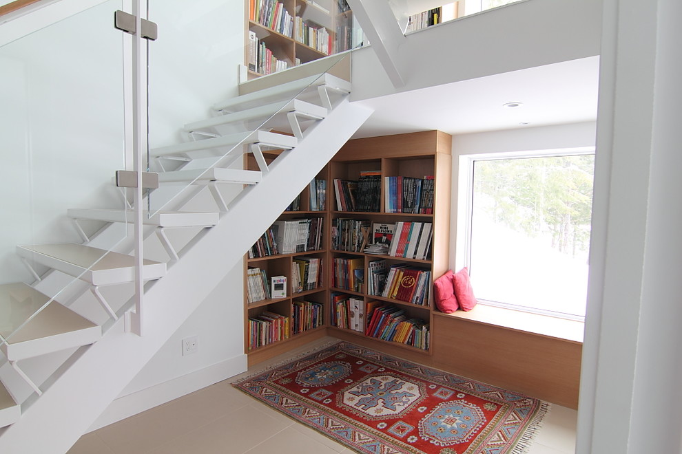 Идея дизайна: маленькая лестница в стиле модернизм с деревянными ступенями и кладовкой или шкафом под ней для на участке и в саду