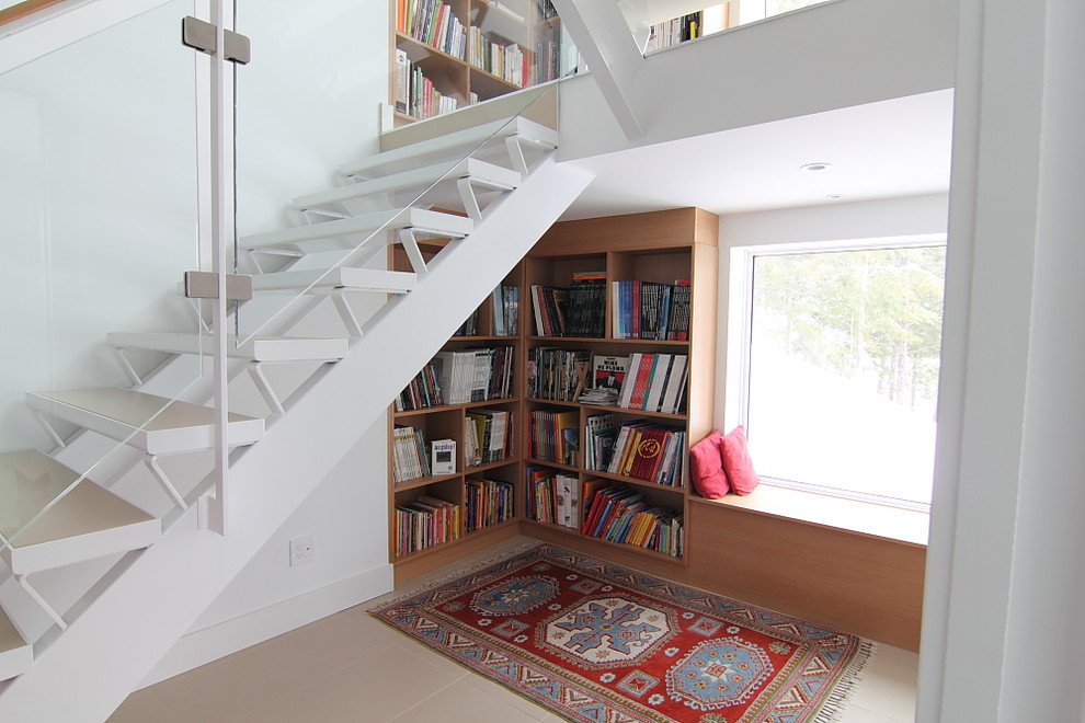 Exemple d'un petit escalier moderne avec des marches en bois et rangements.