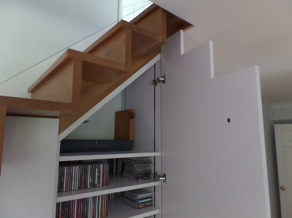 サセックスにある高級な中くらいなコンテンポラリースタイルのおしゃれな直階段 (木の蹴込み板、木材の手すり) の写真
