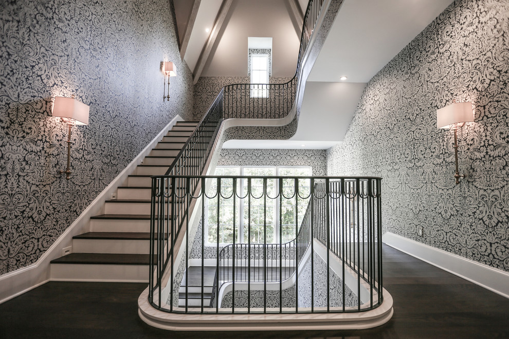 Свежая идея для дизайна: огромная п-образная лестница в классическом стиле с деревянными ступенями и крашенными деревянными подступенками - отличное фото интерьера