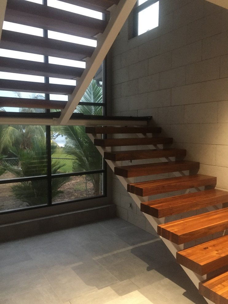 Источник вдохновения для домашнего уюта: лестница на больцах в современном стиле с деревянными ступенями и металлическими перилами