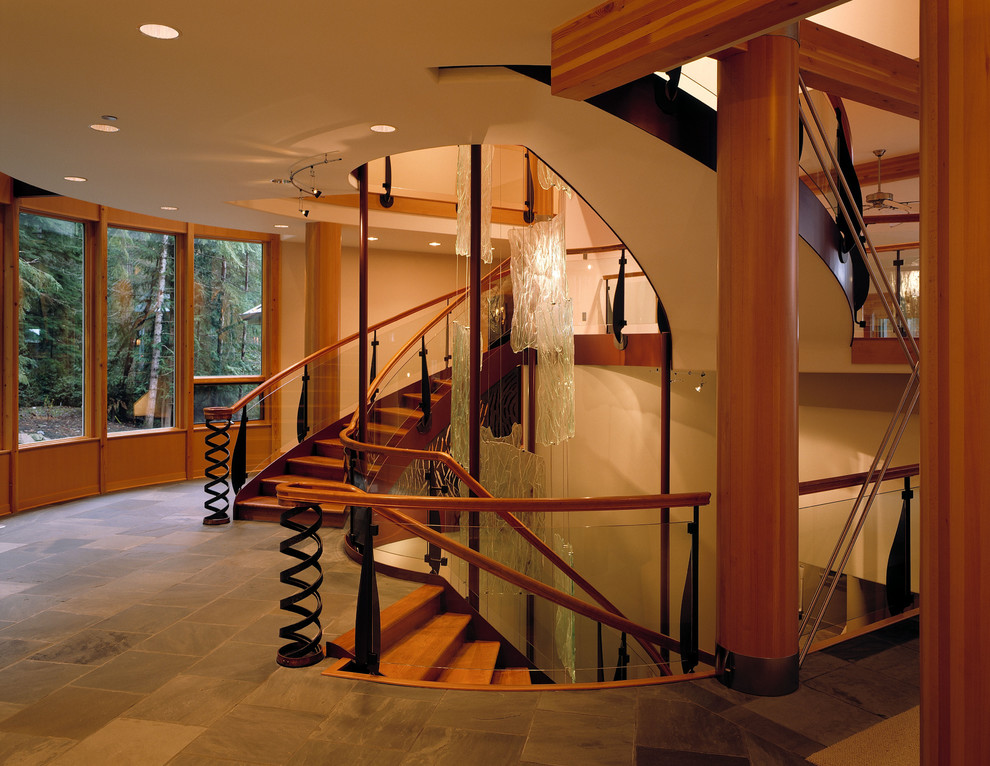 Réalisation d'un escalier design avec des marches en bois et palier.