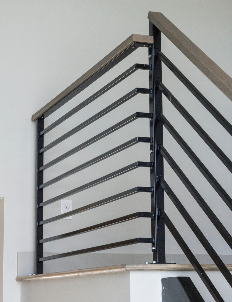 Mittelgroße Moderne Holztreppe in U-Form mit offenen Setzstufen und Stahlgeländer in Boise