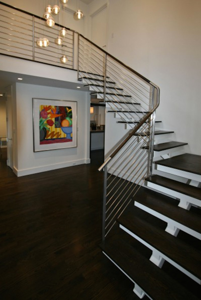 Mittelgroße Moderne Holztreppe in L-Form mit offenen Setzstufen und Stahlgeländer in New York