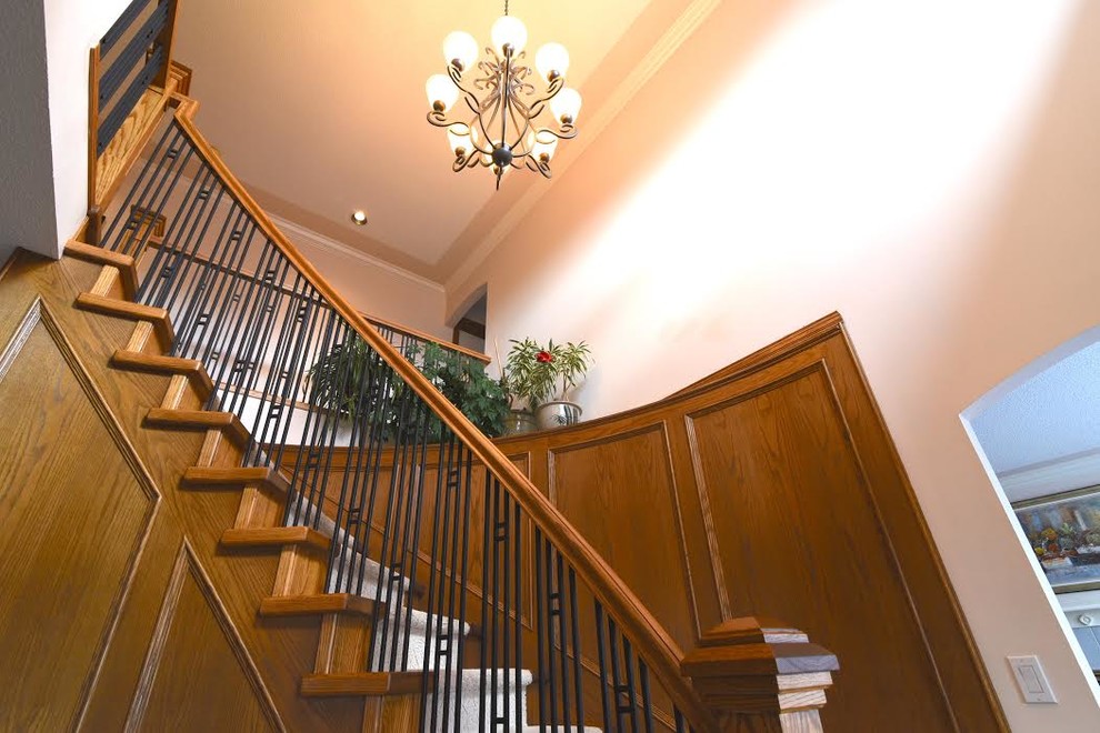 Inspiration för stora klassiska svängda trappor, med heltäckningsmatta, sättsteg med heltäckningsmatta och räcke i flera material