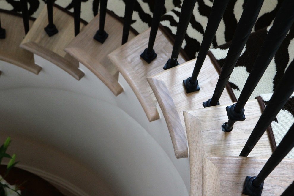 На фото: большая винтовая деревянная лестница в стиле шебби-шик с деревянными ступенями с