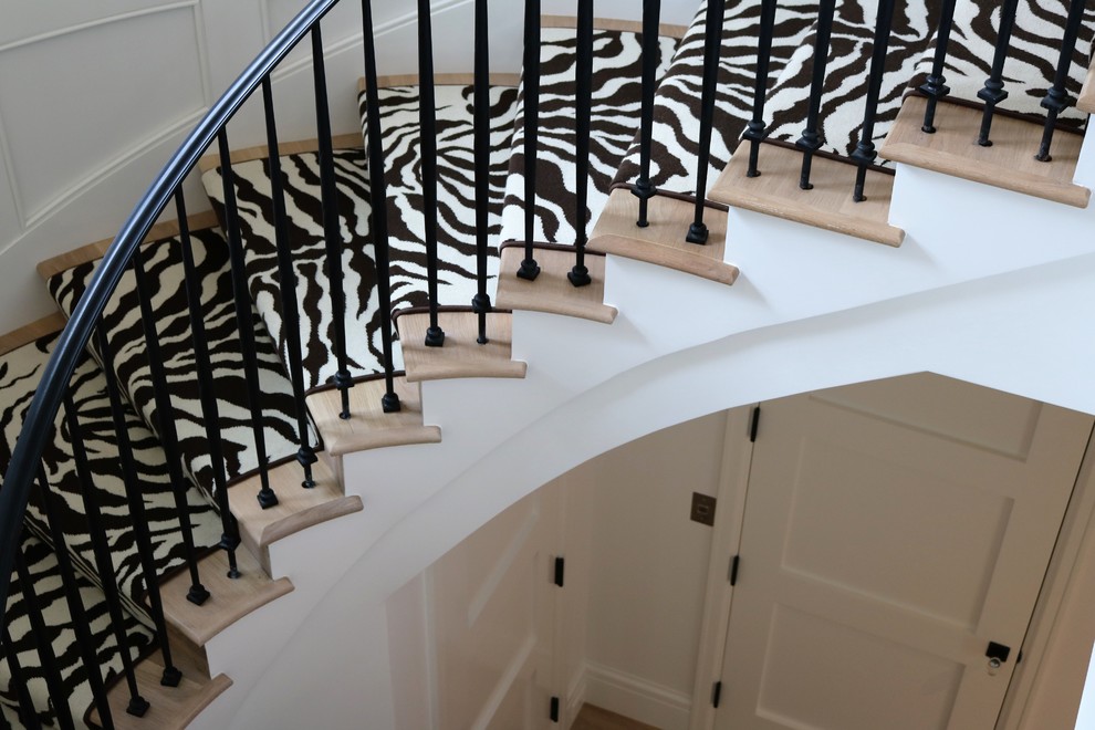 Diseño de escalera de caracol romántica grande con escalones de madera y contrahuellas de madera