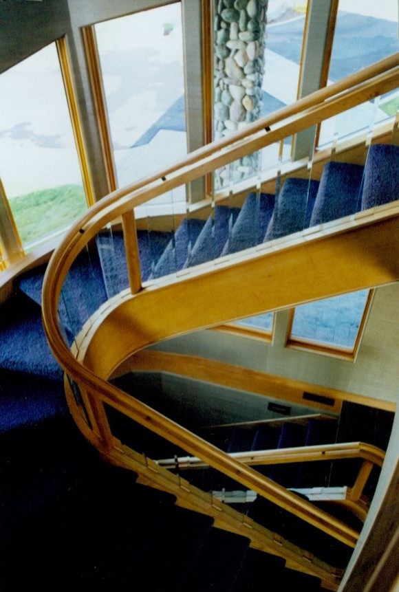 Foto de escalera en L tradicional de tamaño medio con contrahuellas de madera y escalones enmoquetados