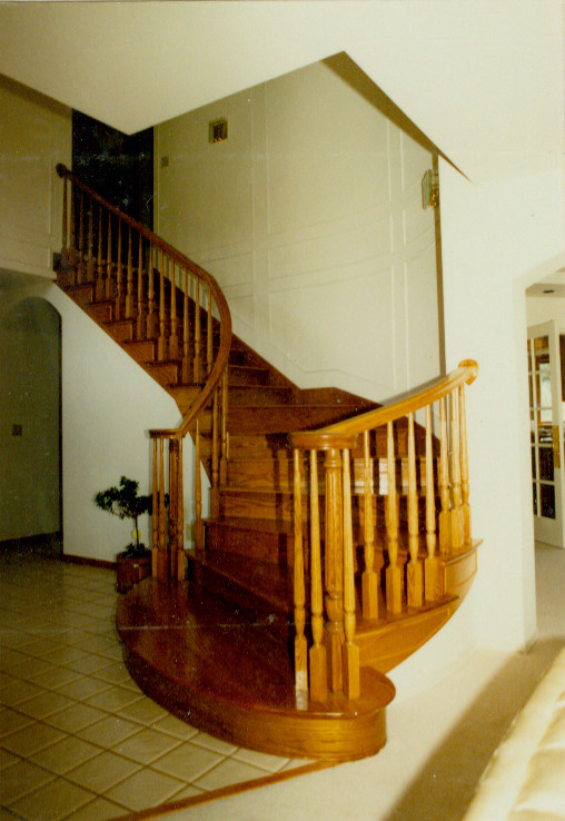 Idéer för en mellanstor klassisk svängd trappa i trä