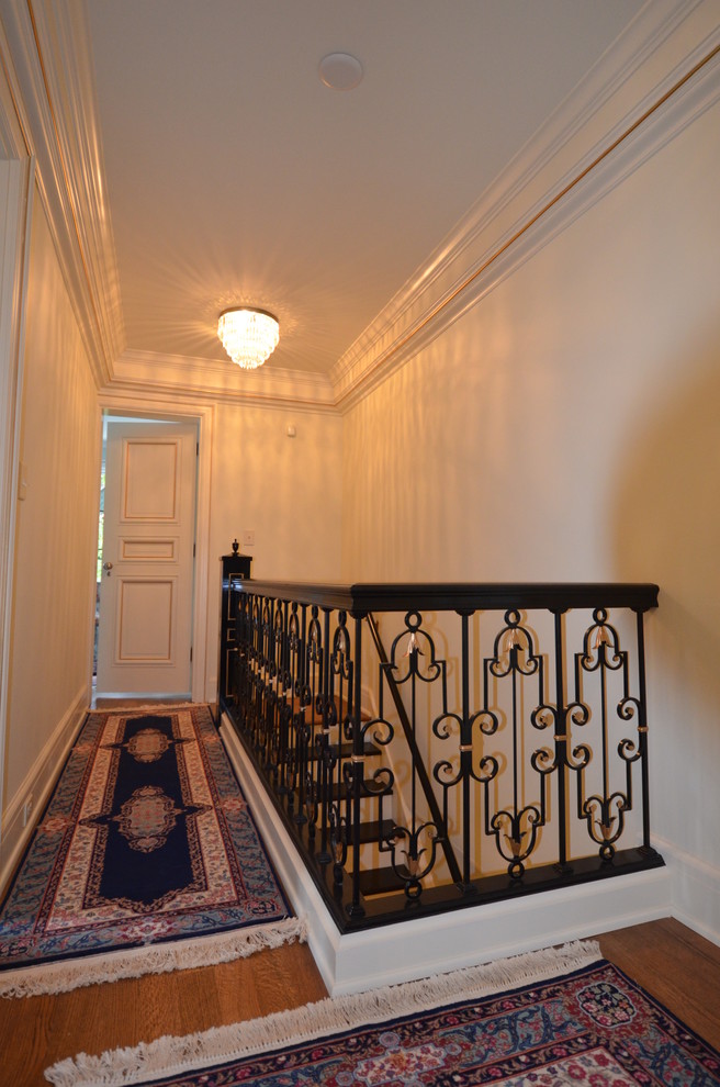 Inspiration pour un escalier droit traditionnel de taille moyenne avec des marches en bois, des contremarches en bois et éclairage.