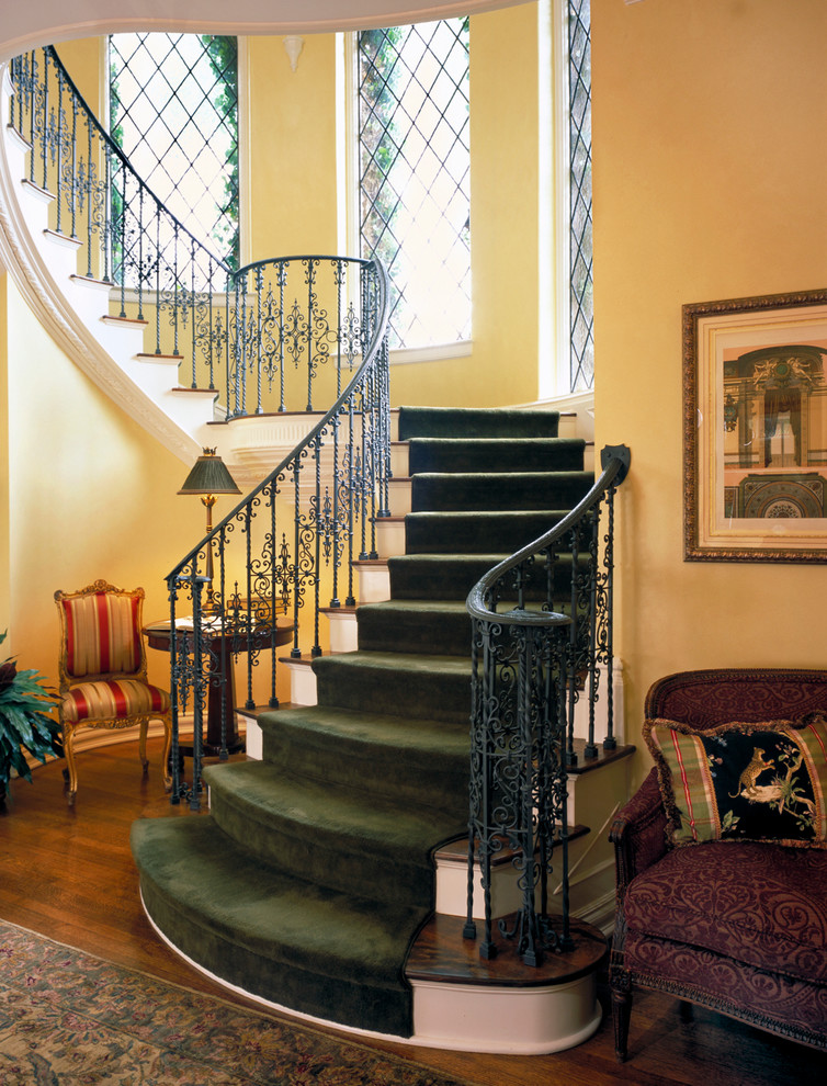 Foto på en stor vintage svängd trappa, med heltäckningsmatta och sättsteg med heltäckningsmatta