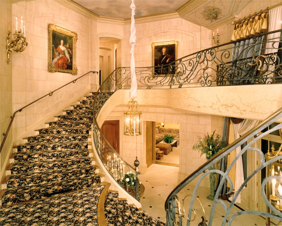 Idée de décoration pour un grand escalier courbe tradition avec des marches en moquette et des contremarches en moquette.