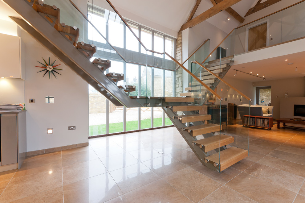 Mittelgroße Moderne Holztreppe in U-Form mit Metall-Setzstufen in Sonstige
