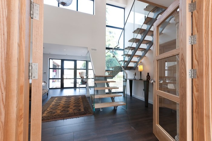 Kleine Moderne Holztreppe in U-Form mit Metall-Setzstufen in Sonstige