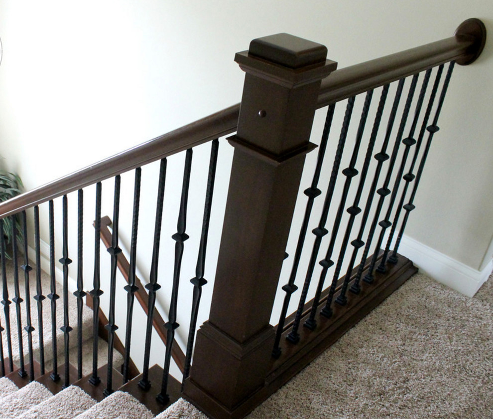 Inspiration pour un grand escalier traditionnel en U avec des marches en moquette et des contremarches en moquette.