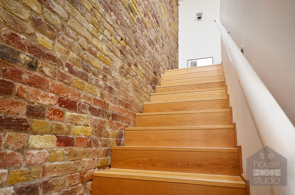 Ejemplo de escalera recta contemporánea extra grande con escalones de madera y contrahuellas de madera