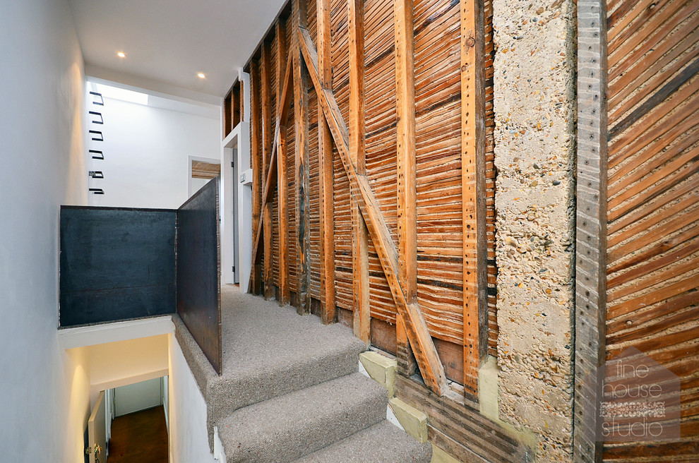 Стильный дизайн: п-образная лестница среднего размера в стиле лофт с ступенями с ковровым покрытием и ковровыми подступенками - последний тренд