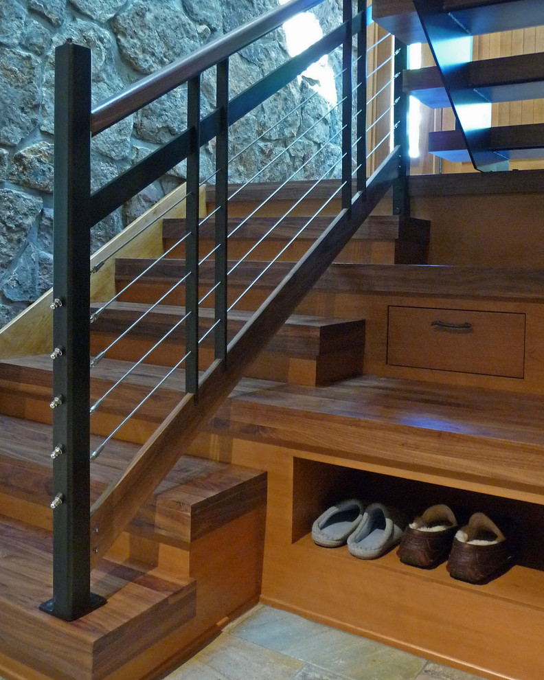 デンバーにある高級な中くらいなコンテンポラリースタイルのおしゃれな折り返し階段 (木の蹴込み板、混合材の手すり) の写真