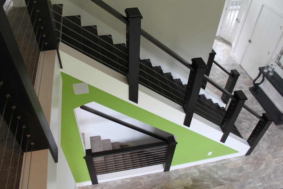 Gerade, Große Moderne Treppe mit gebeizten Holz-Treppenstufen und gebeizten Holz-Setzstufen in Sonstige
