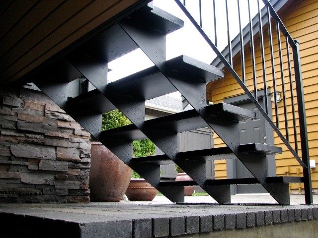 Ejemplo de escalera recta tradicional pequeña sin contrahuella con escalones de metal y barandilla de metal