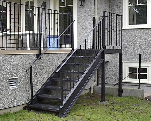 Modelo de escalera recta tradicional pequeña sin contrahuella con escalones de metal y barandilla de metal