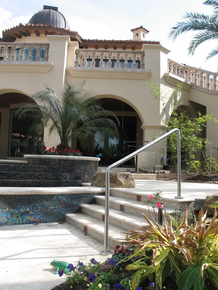 Источник вдохновения для домашнего уюта: большая прямая лестница в средиземноморском стиле с ступенями из плитки и подступенками из плитки