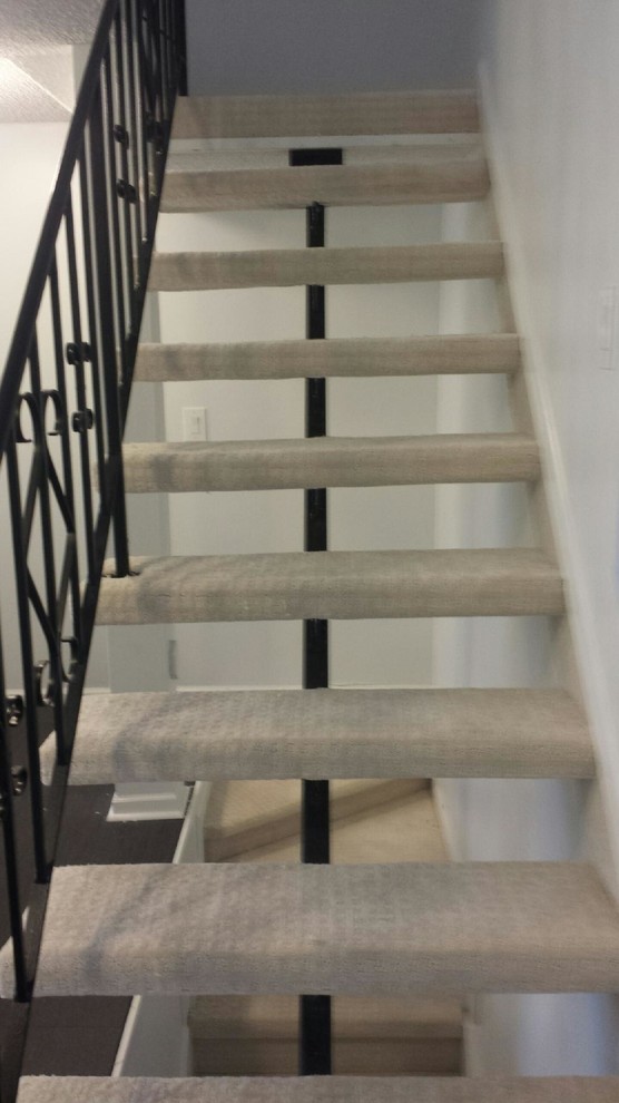 Mittelgroße Klassische Treppe in L-Form mit Teppich-Treppenstufen und offenen Setzstufen in New York
