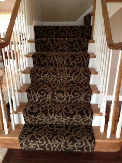 Inspiration pour un escalier traditionnel en L de taille moyenne avec des marches en moquette et des contremarches en moquette.