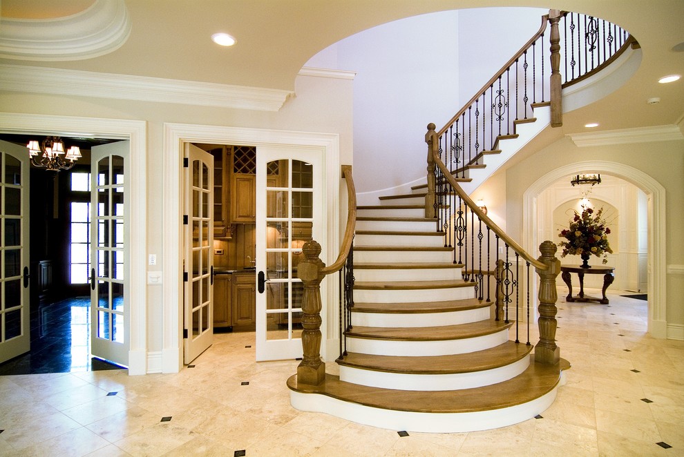 Пример оригинального дизайна: лестница в классическом стиле с деревянными ступенями и крашенными деревянными подступенками