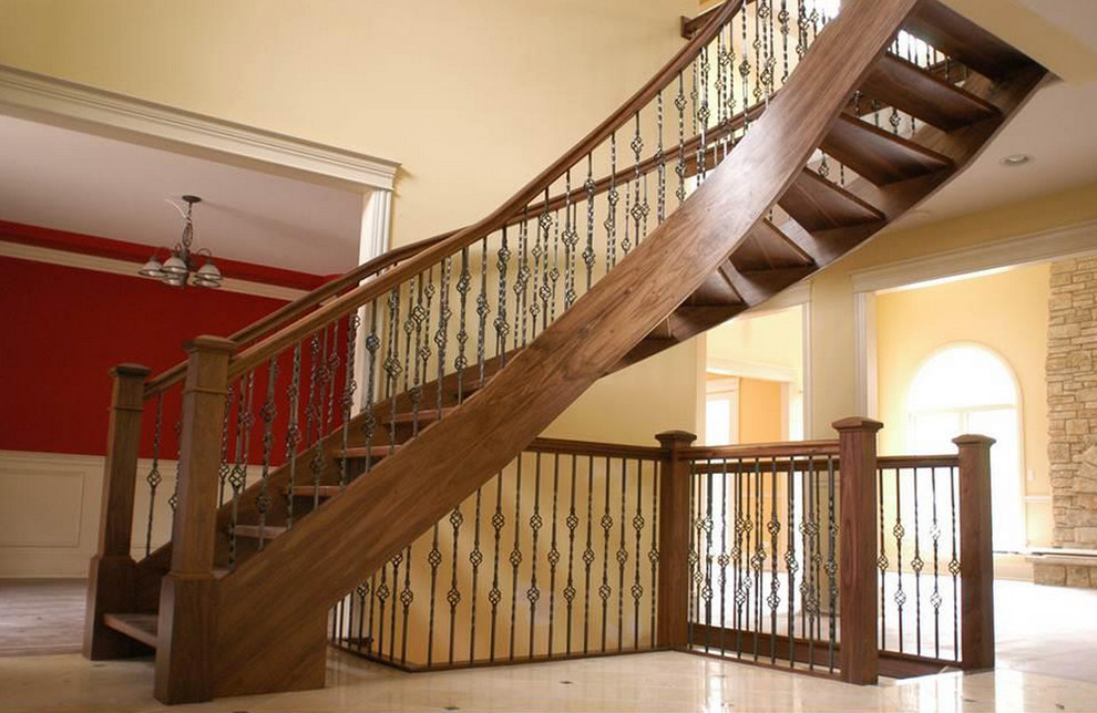 Ejemplo de escalera recta extra grande con escalones de madera y contrahuellas de madera
