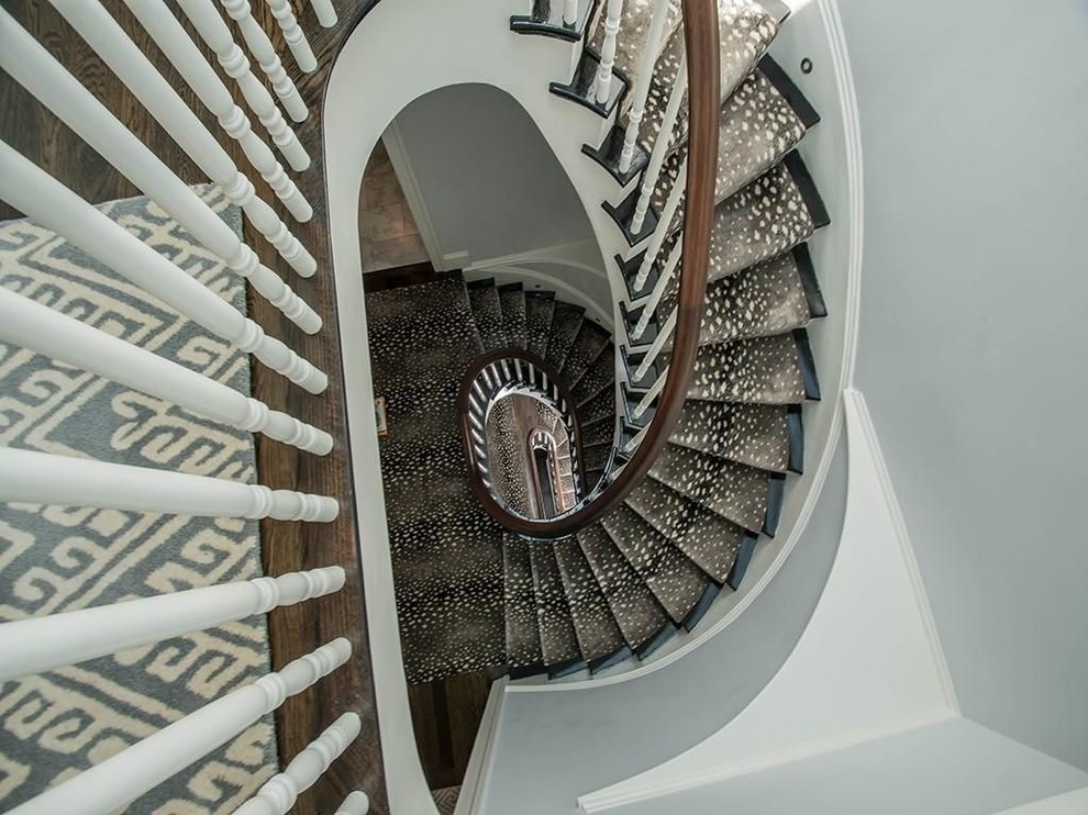 Свежая идея для дизайна: большая винтовая деревянная лестница в классическом стиле с ступенями с ковровым покрытием и деревянными перилами - отличное фото интерьера