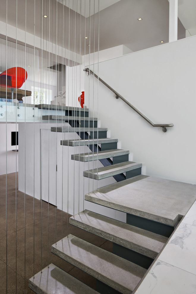 Источник вдохновения для домашнего уюта: лестница на больцах в современном стиле