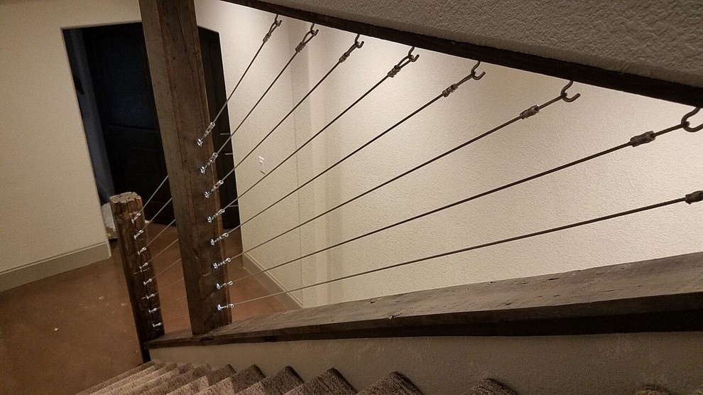 Imagen de escalera recta rústica de tamaño medio con escalones enmoquetados, contrahuellas enmoquetadas y barandilla de cable