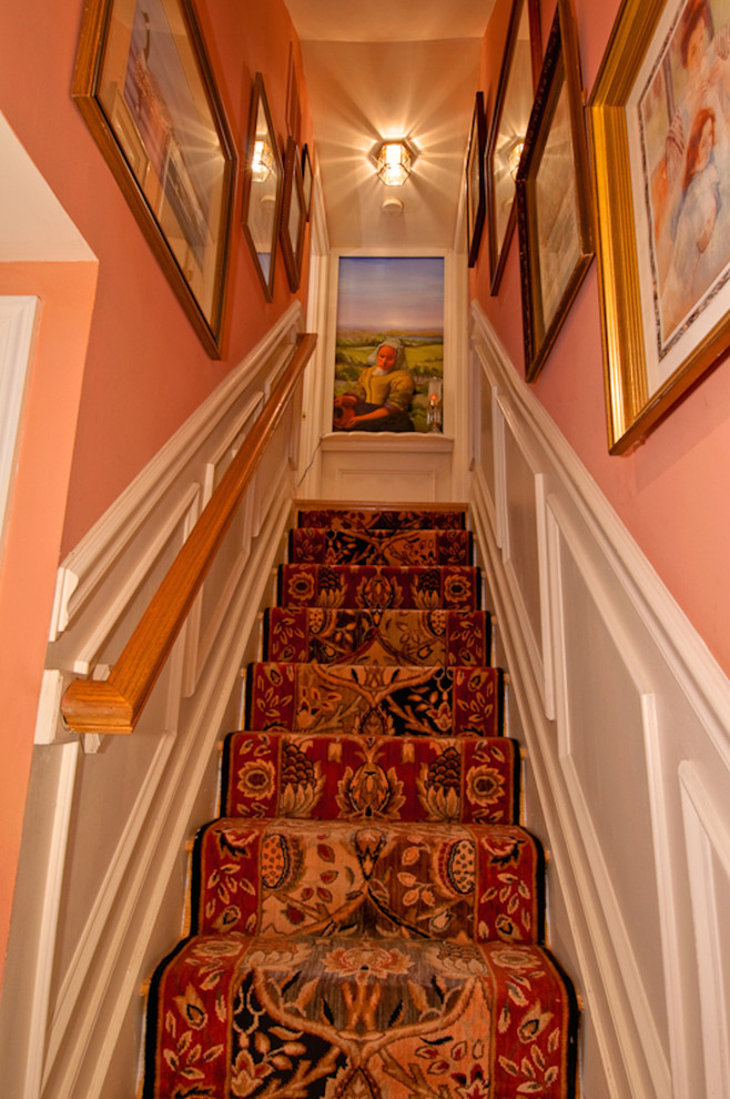 На фото: маленькая прямая лестница с ступенями с ковровым покрытием и ковровыми подступенками для на участке и в саду