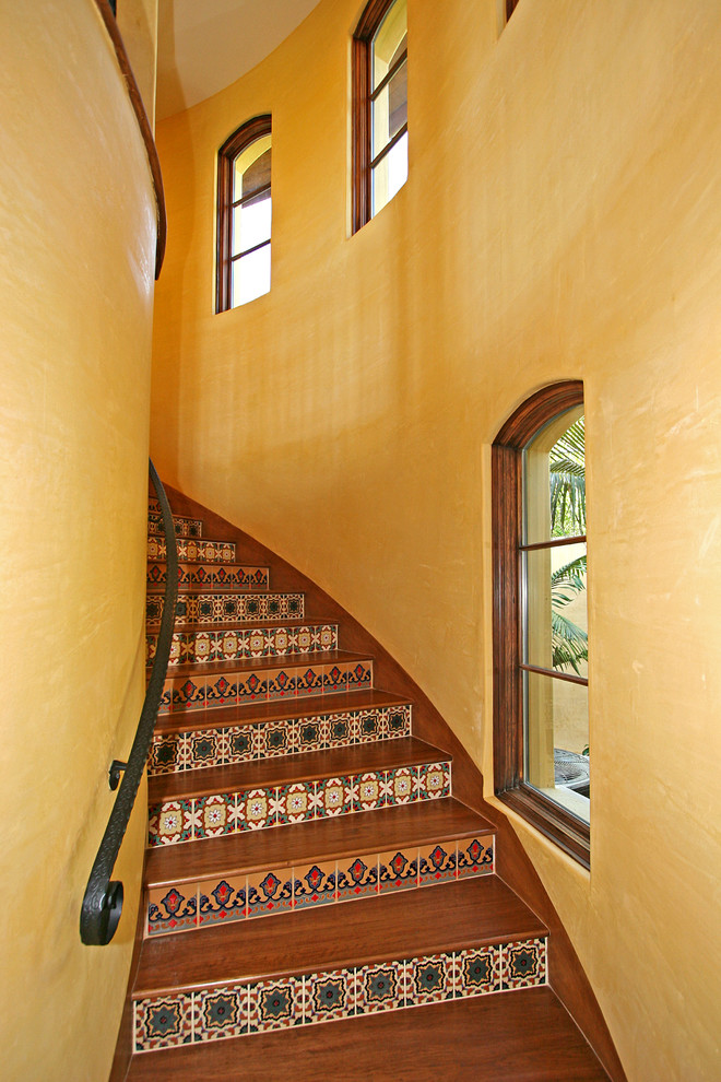 Bild på en stor medelhavsstil svängd trappa i trä, med sättsteg i kakel