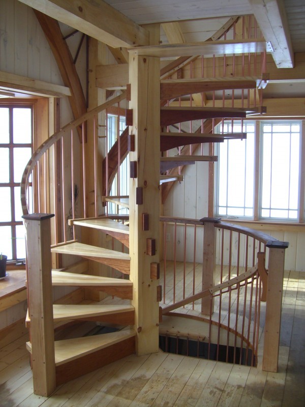 Réalisation d'un escalier hélicoïdal craftsman avec des marches en bois et des contremarches en bois.