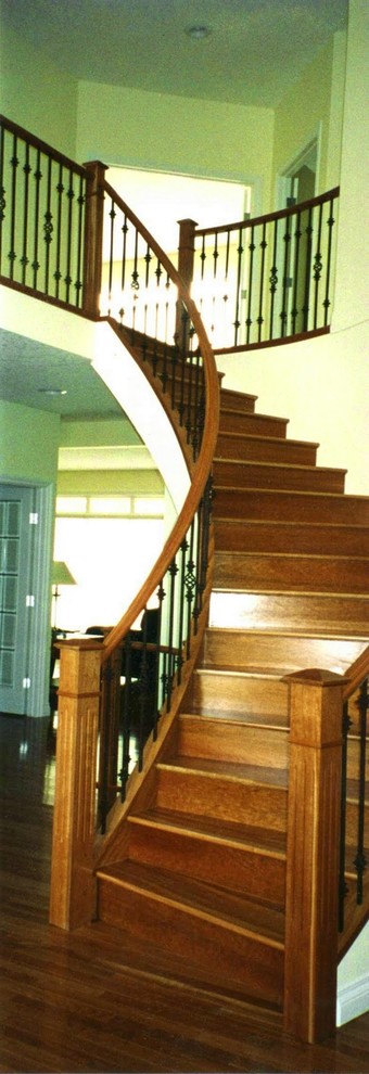 Источник вдохновения для домашнего уюта: деревянная лестница в классическом стиле с деревянными ступенями
