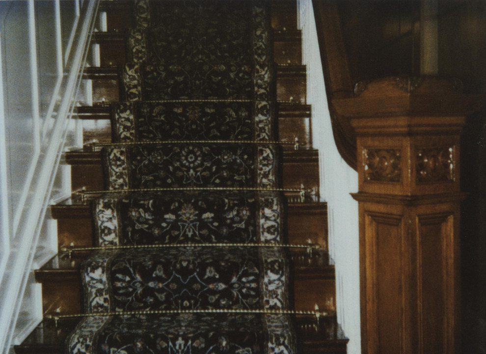 Diseño de escalera recta clásica de tamaño medio con escalones de madera y contrahuellas de madera