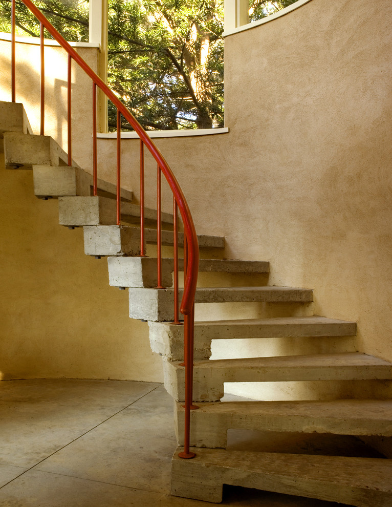 Cette photo montre un escalier sans contremarche industriel en béton de taille moyenne avec un garde-corps en métal.